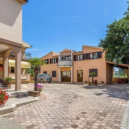 Nevija Apartament *